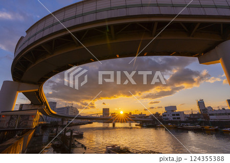 新なにわ筋(湊橋)からの素晴らしい夕景（架替工事中の端建蔵橋） 124355388