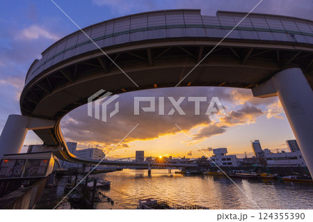 新なにわ筋(湊橋)からの素晴らしい夕景（架替工事中の端建蔵橋） 124355390
