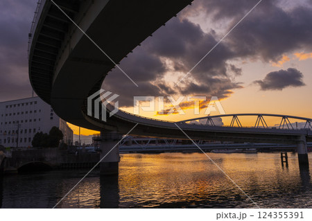 新なにわ筋(湊橋)からの素晴らしい夕景（架替工事中の端建蔵橋） 124355391