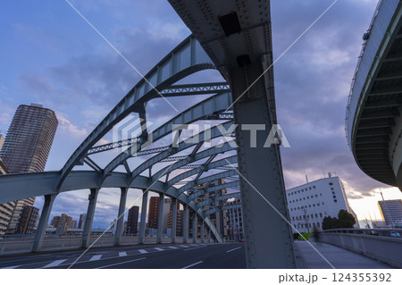 昭和橋の素晴らしい夕景（架替工事中の端建蔵橋） 124355392