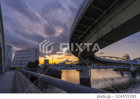 昭和橋からの素晴らしい夕景(架替工事中の端建蔵橋) 昭和橋からの素晴らしい夕景(架替工事中の端建蔵橋) 124355395