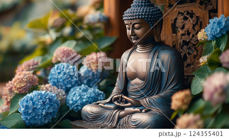 紫陽花に囲まれた仏像の静かな風景 124355401