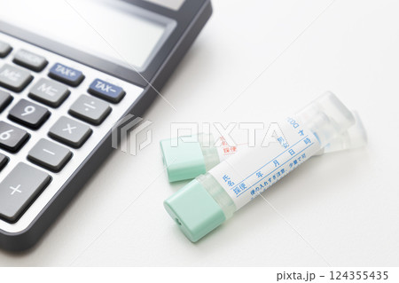 白背景に電卓と検便キット 白背景に電卓と検便キット 124355435