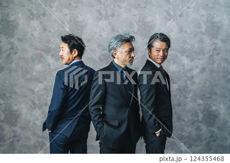 ミドルエイジ男性ビジネスパーソンのグループ ミドルエイジ男性ビジネスパーソンのグループ 124355468