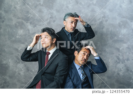髪の生え際が気になるミドルエイジ男性ビジネスパーソンのグループ 124355470