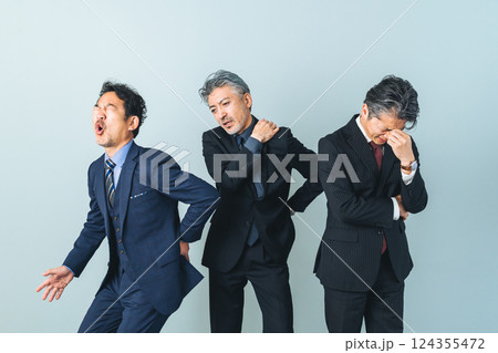 腰痛・肩こり・目のかすみに悩むミドルエイジ男性のグループ 腰痛・肩こり・目のかすみに悩むミドルエイジ男性のグループ 124355472