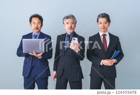 様々なデジタルデバイスを持ったミドルエイジ男性ビジネスパーソンのグループ 124355478