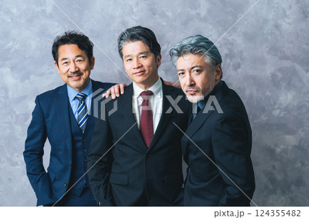 かっこいいミドルエイジ男性ビジネスパーソンのグループ 124355482