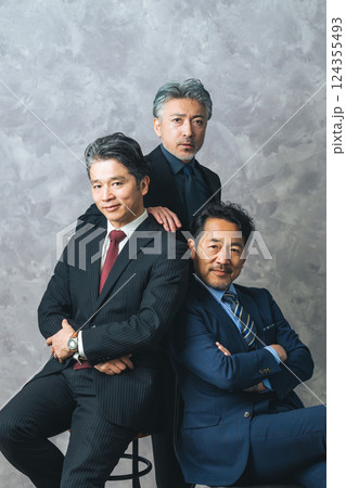 かっこいいミドルエイジ男性ビジネスパーソンのグループ かっこいいミドルエイジ男性ビジネスパーソンのグループ 124355493