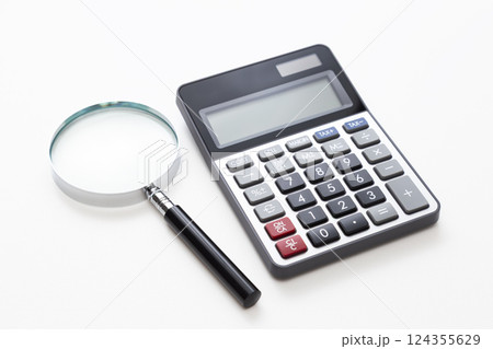 白背景に電卓と虫眼鏡 124355629