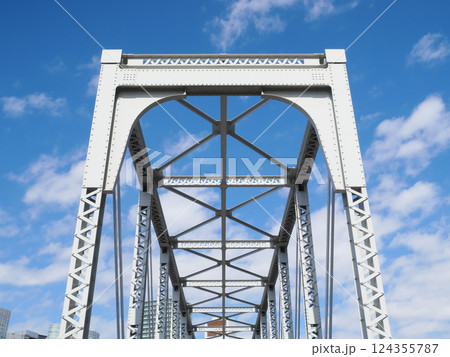 青空に映える天王洲ふれあい橋 124355787