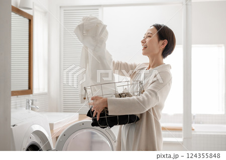 洗濯をする女性 洗濯をする女性 124355848