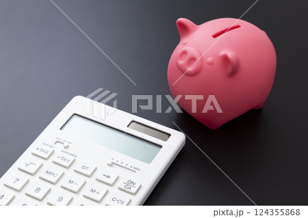 電卓と貯金箱 電卓と貯金箱 124355868