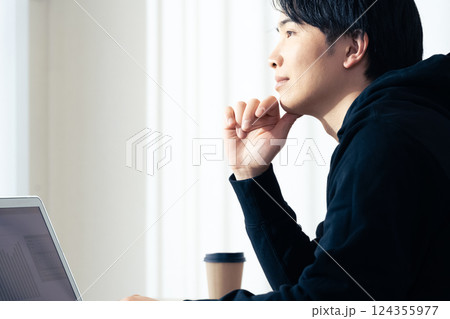 パソコンを使う若い男性 124355977