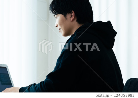 パソコンを使う若い男性 124355983