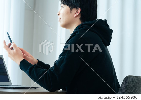 パソコンを使う若い男性 124355986