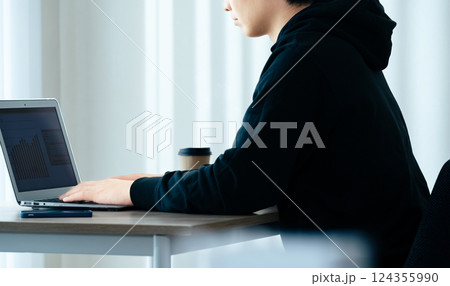 パソコンを使う若い男性 124355990