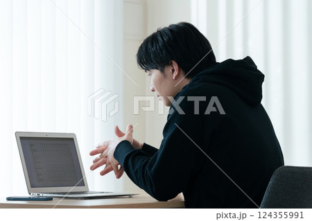 パソコンを使う若い男性 124355991