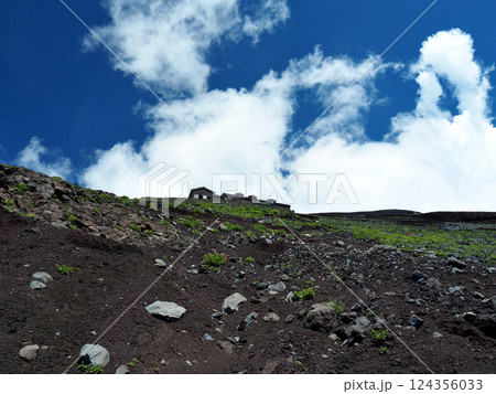 【山の風景】静岡県・富士宮ルート・新七合目の山小屋（2019年） 124356033