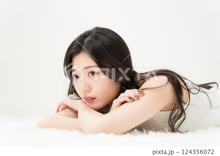 ビューティーイメージ　寝そべる若い女性 アンニュイ 124356072