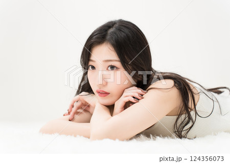 ビューティーイメージ　寝そべる若い女性 アンニュイ 124356073