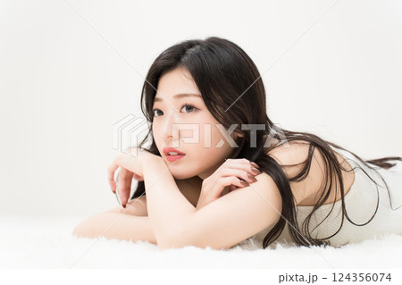 ビューティーイメージ　寝そべる若い女性 アンニュイ 124356074