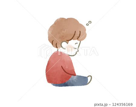 座りながらうたた寝している男の子-水彩 124356169