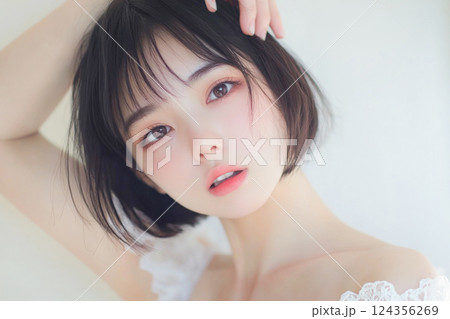美しい女性が自然光の中で優しく微笑む瞬間を捉えたポートレート 124356269