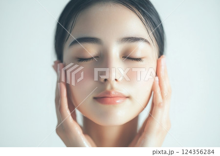美しさを引き立てるスキンケアを楽しむ女性の表情 美しさを引き立てるスキンケアを楽しむ女性の表情 124356284