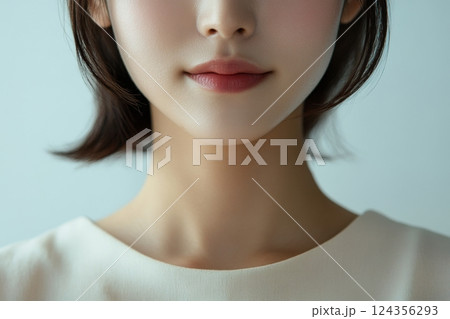 美人の女性の唇が印象的なポートレート、柔らかな光に包まれた空間で 美人の女性の唇が印象的なポートレート、柔らかな光に包まれた空間で 124356293