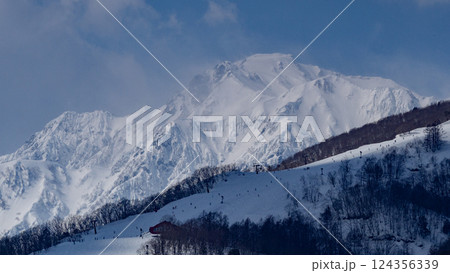 快晴の空と雪の北アルプス 長野県白馬村 快晴の空と雪の北アルプス 長野県白馬村 124356339