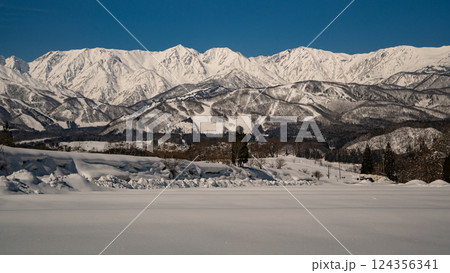 快晴の空と雪の北アルプス　長野県白馬村 124356341