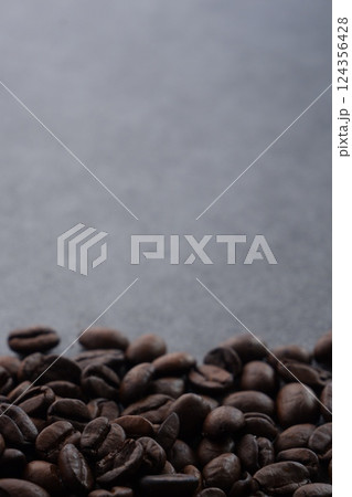 焙煎したばかりで香りのよいコーヒー豆 124356428