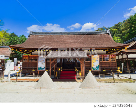 春の京都 上賀茂神社 立砂と細殿 春の京都 上賀茂神社 立砂と細殿 124356548