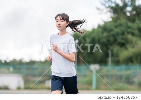 学校の校庭で走る中学生・高校生の女の子（部活・運動会・体育祭・クラスマッチ・陸上大会・陸上部） 124356857