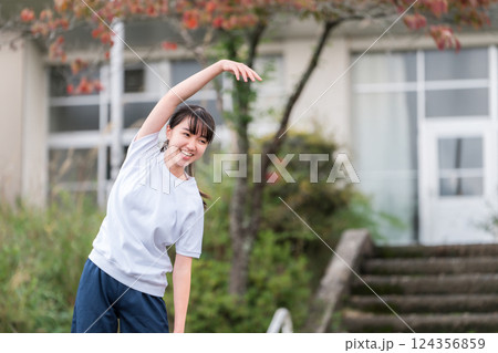 学校の校庭で準備体操する女の子・子供・生徒・児童 学校の校庭で準備体操する女の子・子供・生徒・児童 124356859