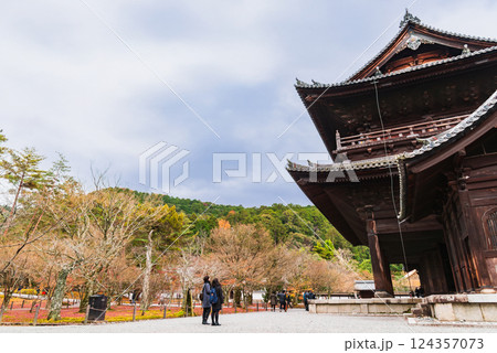 秋の京都　南禅寺　三門 124357073