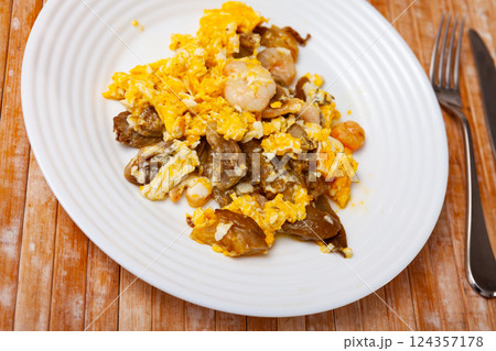 Scramble with mushrooms and shrimp served on platter 124357178