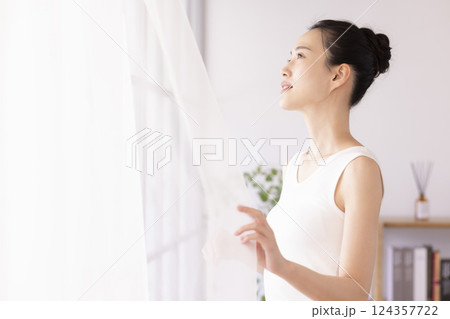 ライフスタイル 朝 窓辺に立つ女性 ライフスタイル 朝 窓辺に立つ女性 124357722