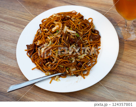 Big portion of chinese style fried noodles with beef meat Big portion of chinese style fried noodles with beef meat 124357801