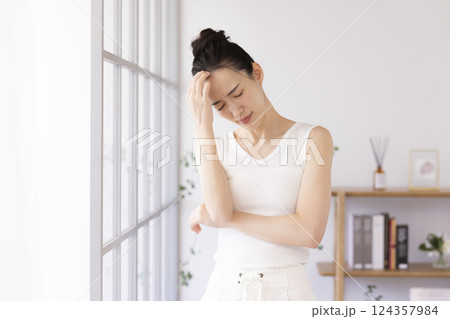 ライフスタイル 朝 体調が悪い女性 ライフスタイル 朝 体調が悪い女性 124357984