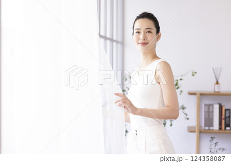 ライフスタイル　朝　窓辺に立つ女性 124358087