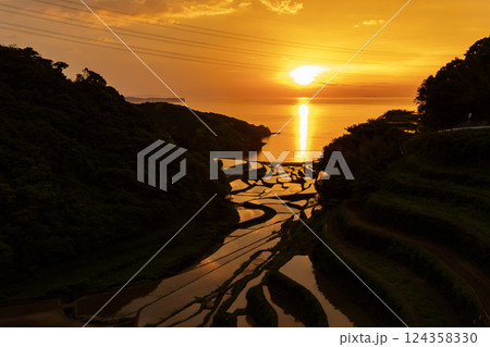 夕日が沈む浜野浦の棚田 夕日が沈む浜野浦の棚田 124358330