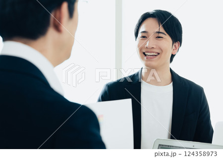 会議室でミーティングをするビジネスマン 124358973