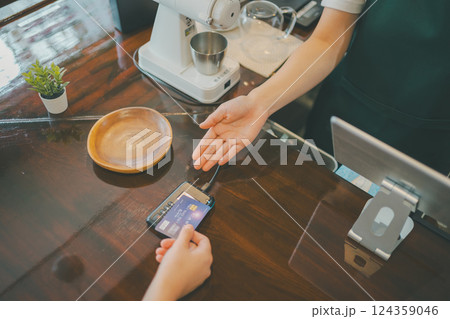 coffee shop 124359046