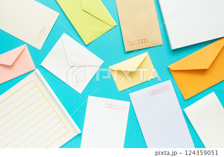 便箋封筒とハガキ　季節の便り　挨拶状 124359051