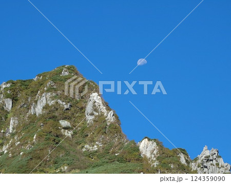 月が出た山の上にある月 124359090