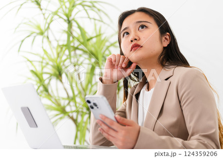 ビジネススーツを着ている若い女性 ビジネスイメージ ビジネススーツを着ている若い女性 ビジネスイメージ 124359206