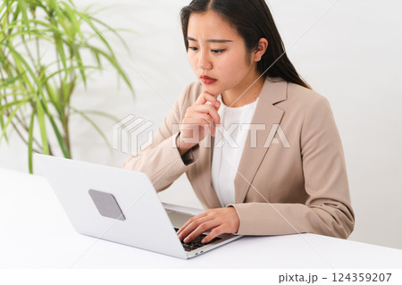 ビジネススーツを着ている若い女性 ビジネスイメージ ビジネススーツを着ている若い女性 ビジネスイメージ 124359207
