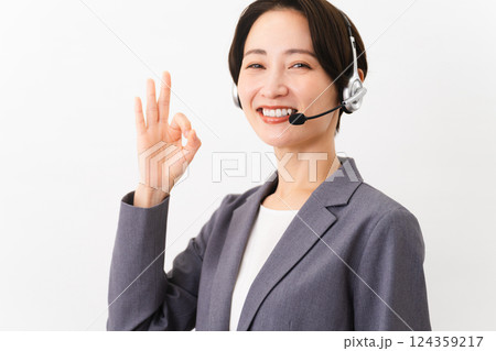 若い女性のオペレーター　ビジネスイメージ 124359217